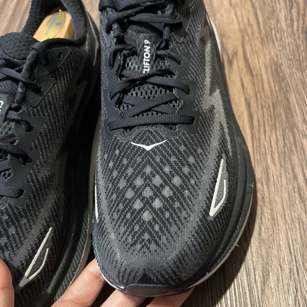 Hoka Men's Clifton 9 Lace Up Athletic Running Shoes Black/White Size 10.5 2E
